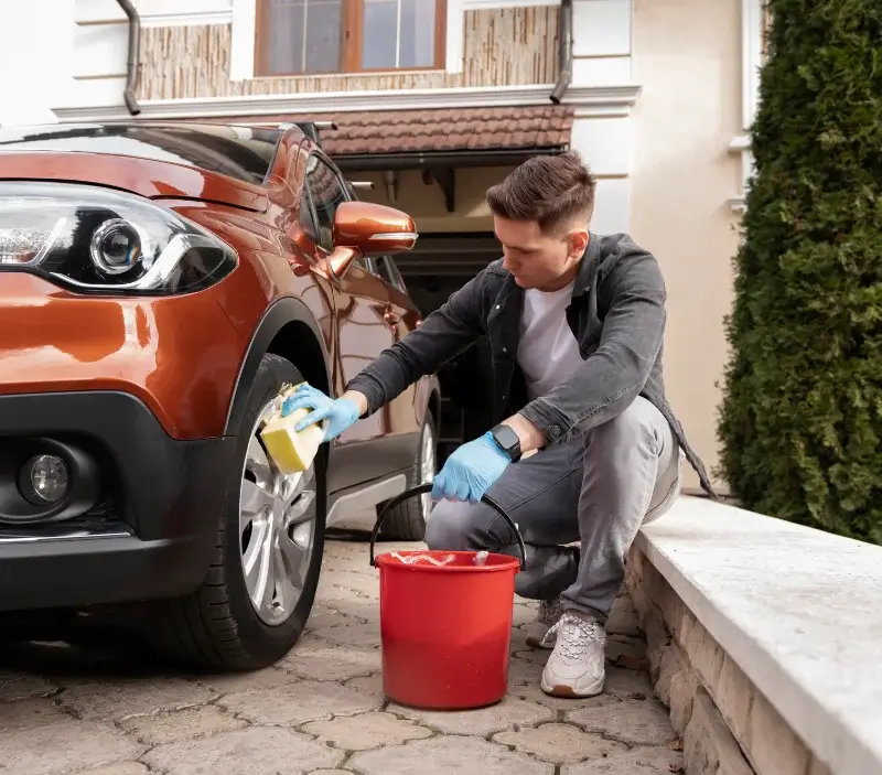 Lavage auto à domicile Saint-Côme-et-Maruéjols : professionnel intervenant sur un véhicule